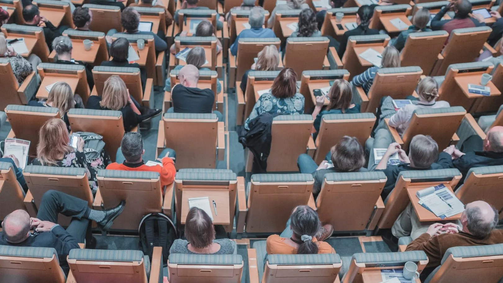 Persone sedute in parlamento