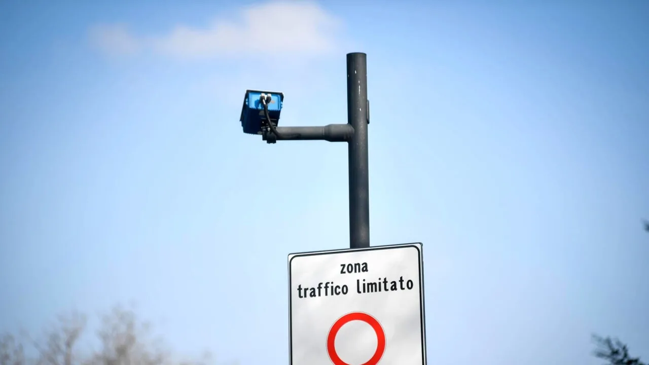 Videocamera con sotto un cartello di zona traffico limitato