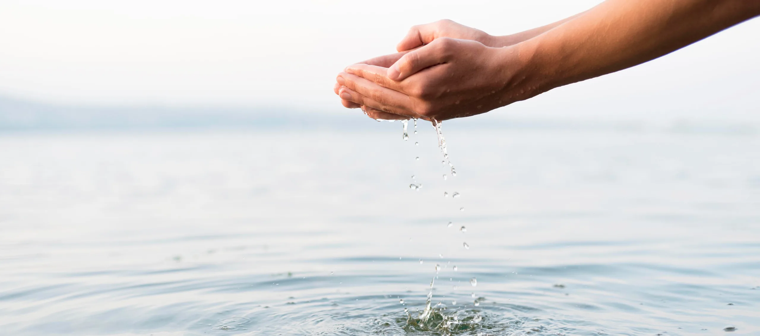 Persona che prende acqua con le mani